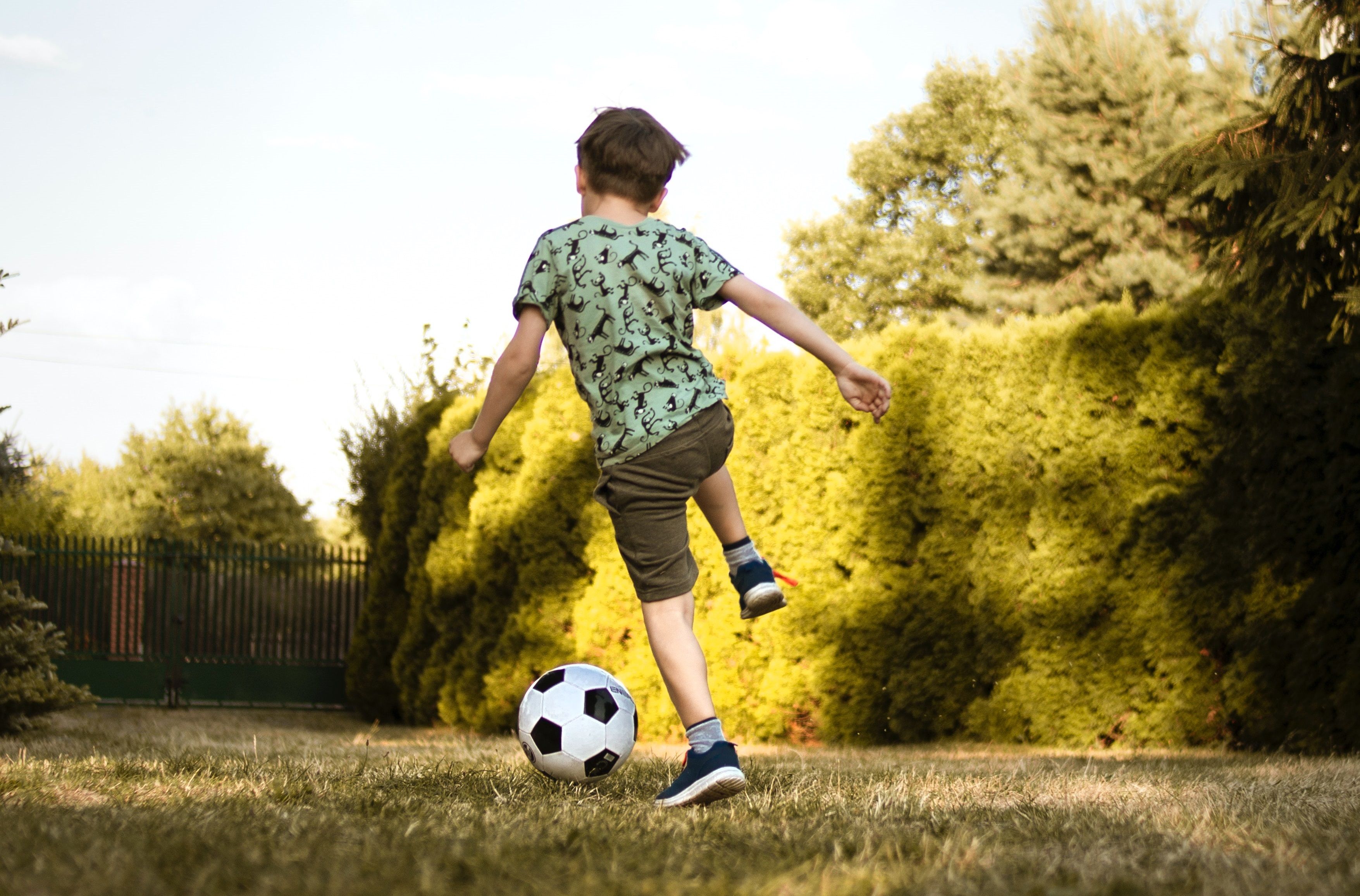 niños jugando a futbol