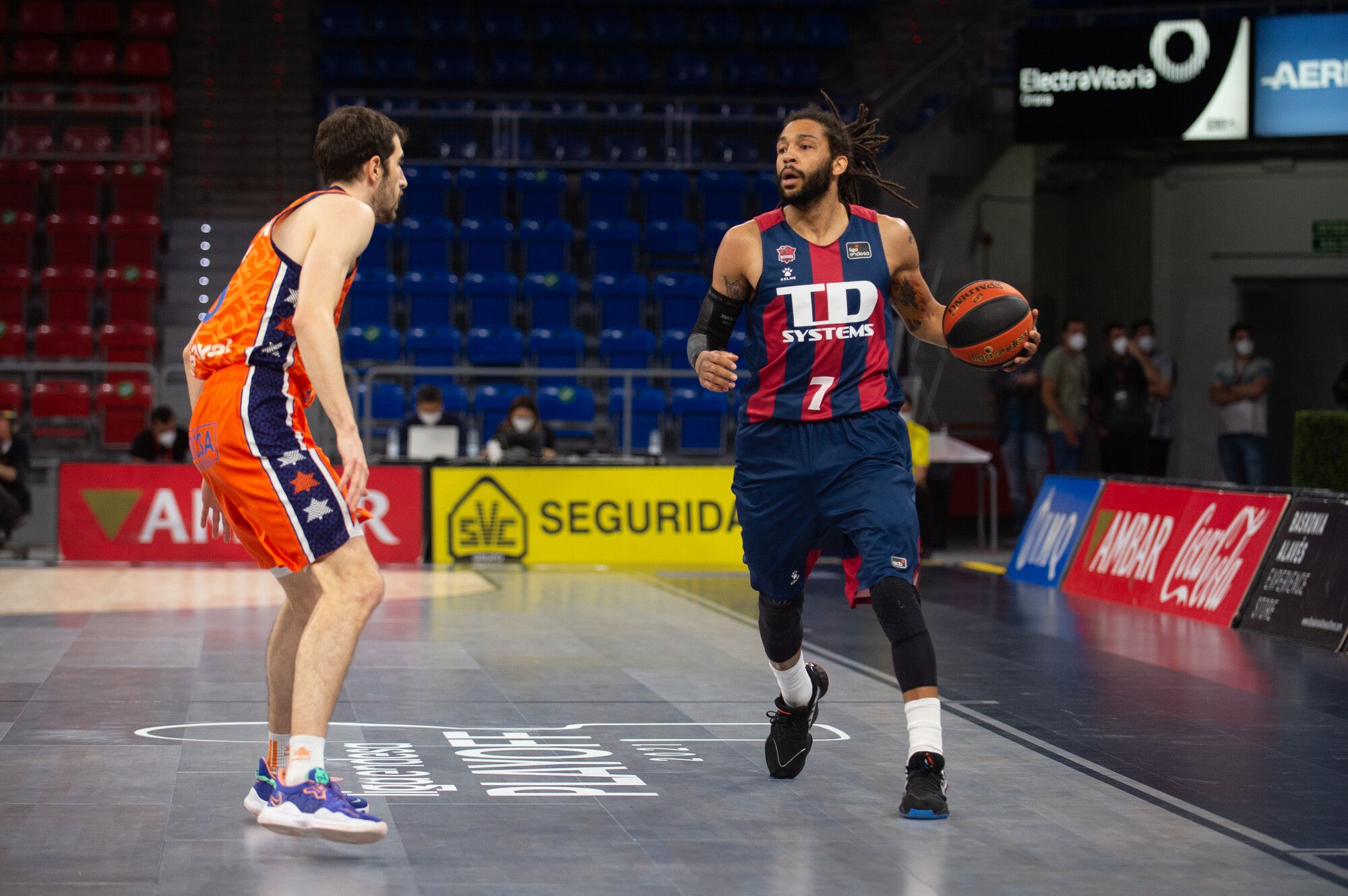 Saski Baskonia - Valencia Basket. Fuente: acb Photo / A.Bouzo