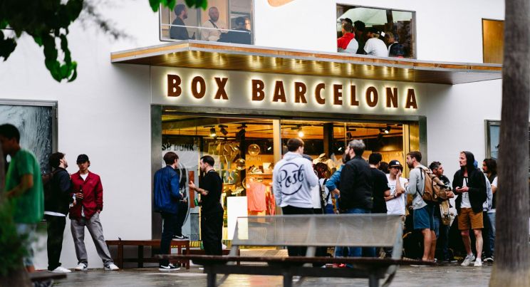 Repeler Piquete tifón Nike Box cierra en la Barceloneta para concentrar su comu...